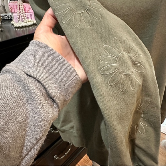 American Eagle Green Daisy Embroidered Crewneck Sweatshirt Size XL - Picture 3 of 15